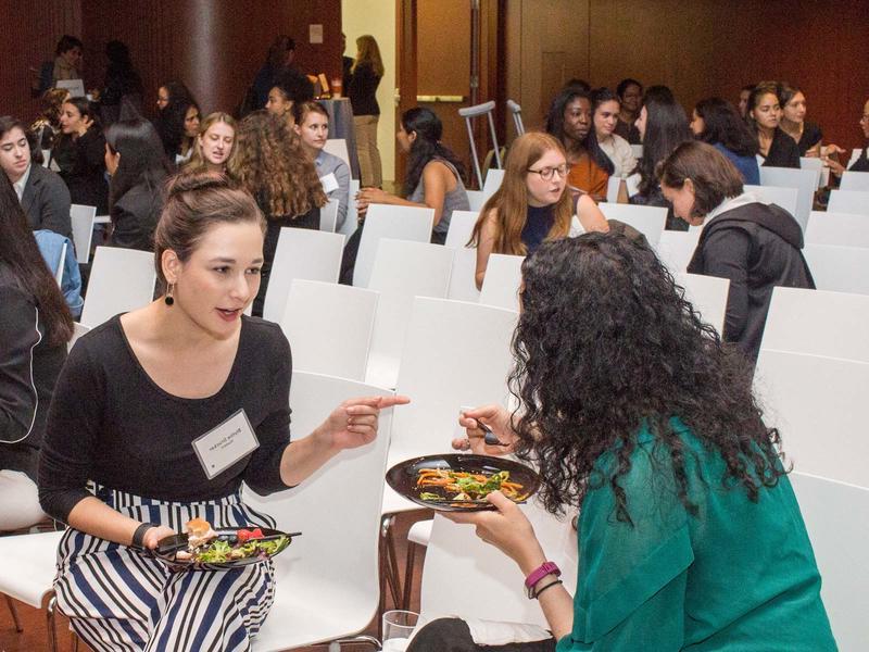 Pairs of alumnae mentors and current students eating lunch and talking